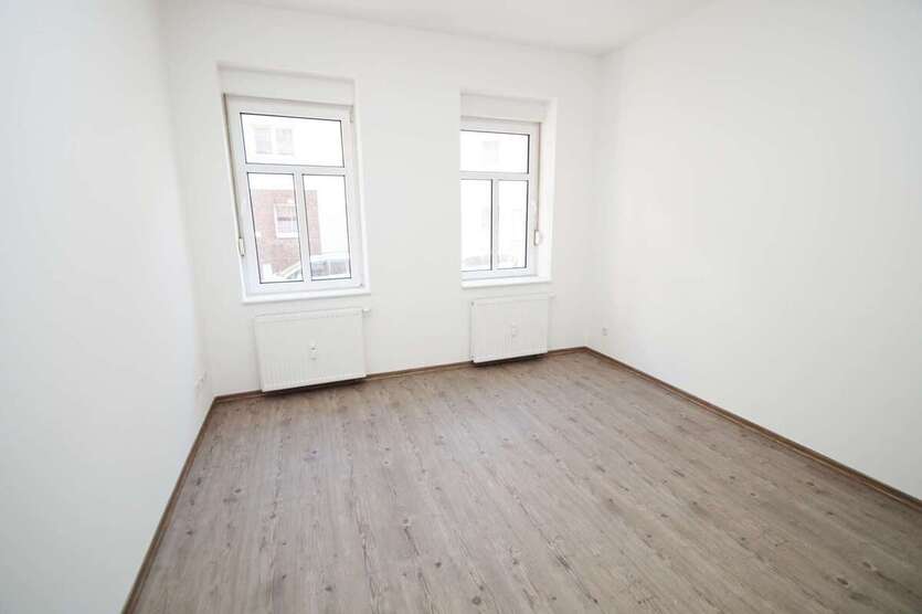 kleine 4-Zi-Whg mit BALKON- Laminat, separate Küche, Wanne+Dusche 4 zimmer