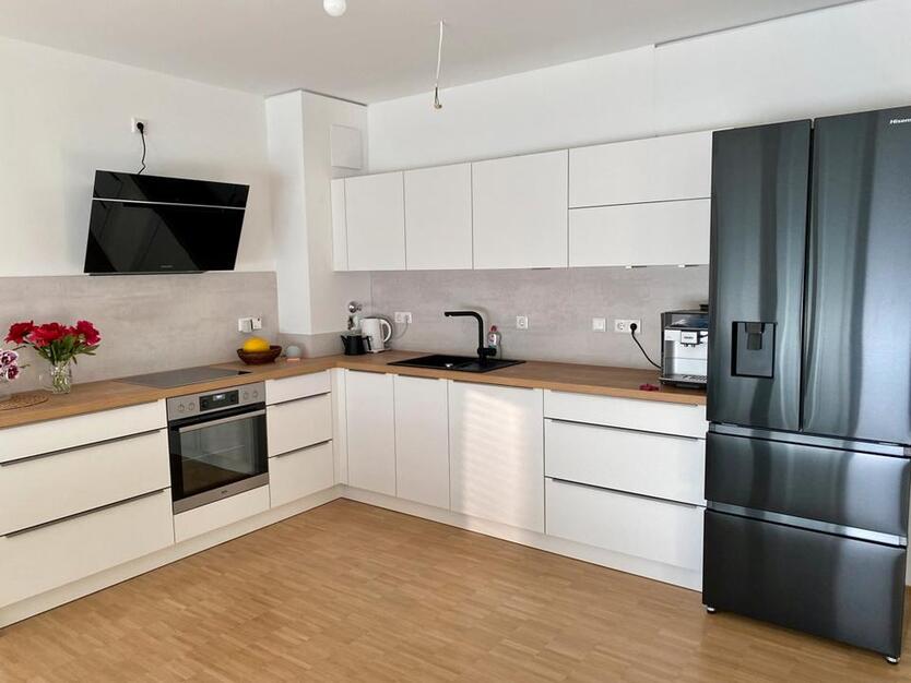 Helle Wohnung BJ 202223 mit Westbalkon, TG-Stellplatz und Stellplatz im Freien!