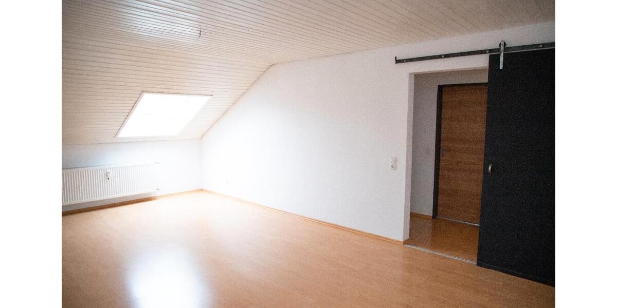 Dachgeschoßwohnung Deggendorf - 3 Zimmer, 68 m&sup2;, 720&euro; | Angebot:26045127