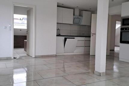 Schöne effiziente helle Dachgeschosswohnung mit großen Balkon zimmer