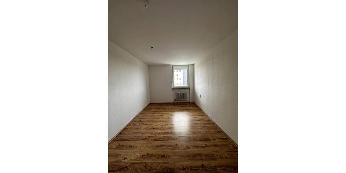 Renovierte 2-Zimmer Wohnung mit Einbauküche, Balkon und PKW-Stellplatz 2 zimmer