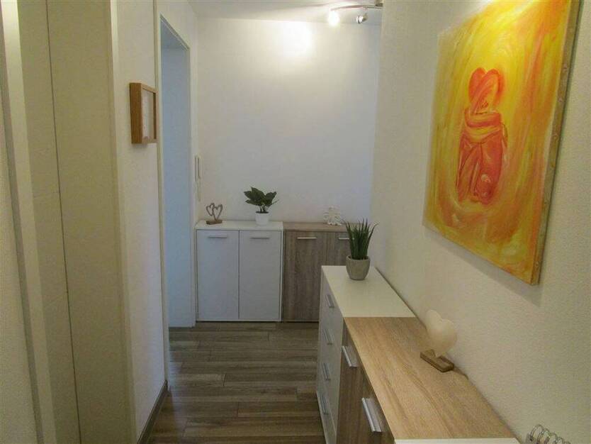 Exkl. neuwertige 3 Zimmer-Wohnung mit Balkon, zwischen Rosenheim & WB (mit 2 x Tiefgarage & Top-Einbauküche)