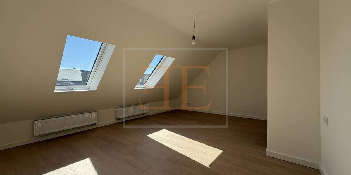 Frisch saniertes Reihenmittelhaus mit 6 Zimmern, Balkon und Einzelgarage zu vermieten - Reihenmittelhaus Rellingen | Angebot:26346609