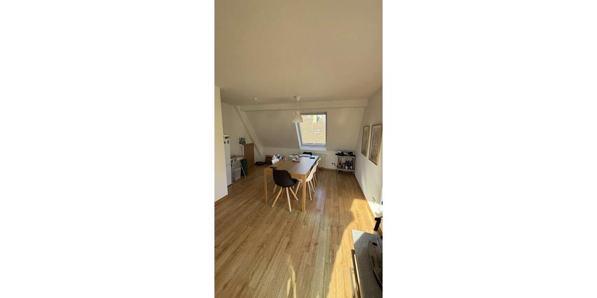 Dachgeschoßwohnung Duisburg Duisburg-Mitte - 4 Zimmer, 93 m&sup2;, 800&euro; | Angebot:26060436