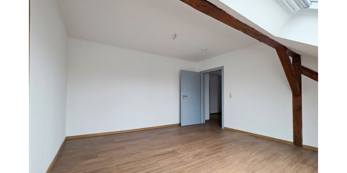 Eckbadewanne und Dusche - Tolle 3 Zimmer DG Wohnung mit Gartennutzung - Dachgeschoßwohnung Gera Ostviertel | Angebot:27365789