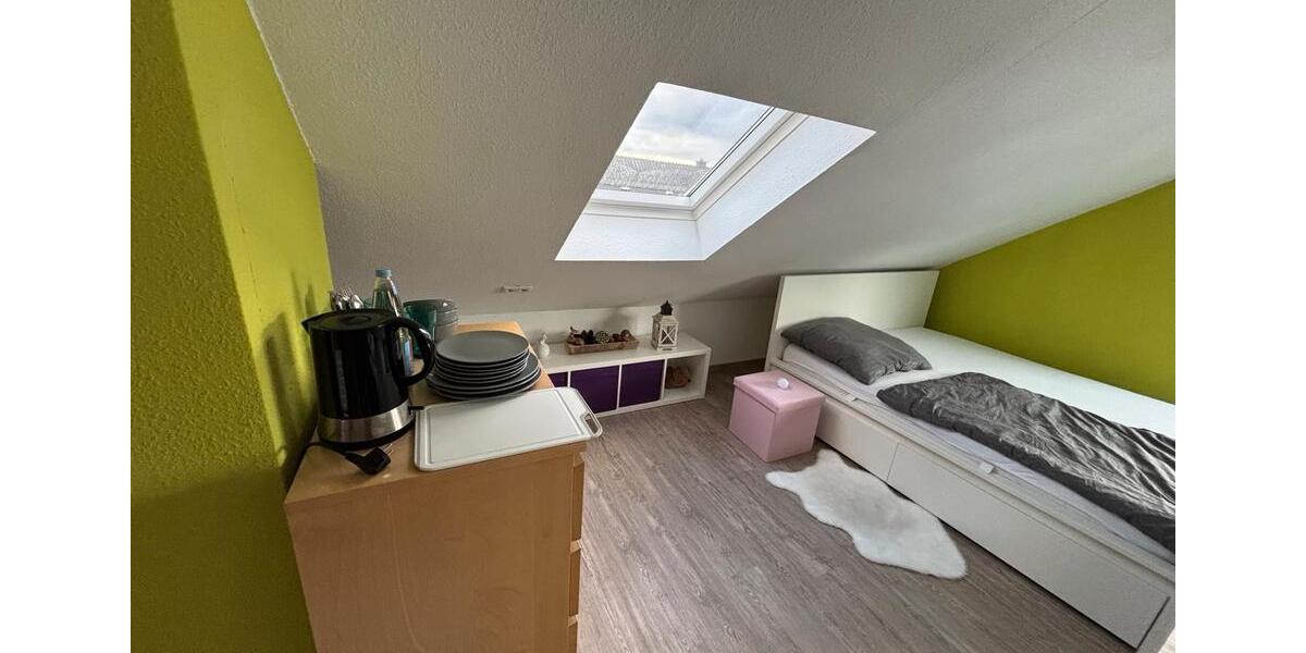 Gemütliches Dachgeschosszimmer Apartment möbliert tageweise 2 zimmer