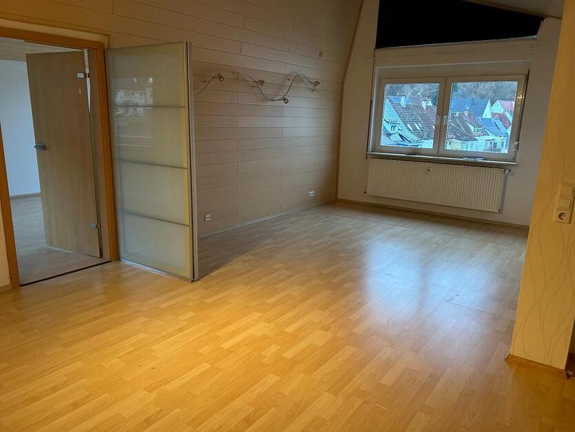3 Zimmer DG-Wohnung mit EBK und Balkon