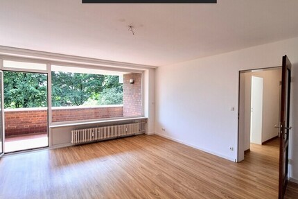 Uninähe! Helle Etagenwohnung mit großzügigem Balkon