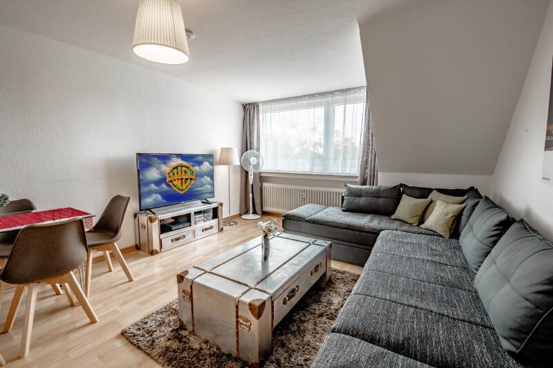 Schicke 2 Zimmer Dachgeschoßwohnung mit Einbauküche+ 1 Monat Mietfrei.