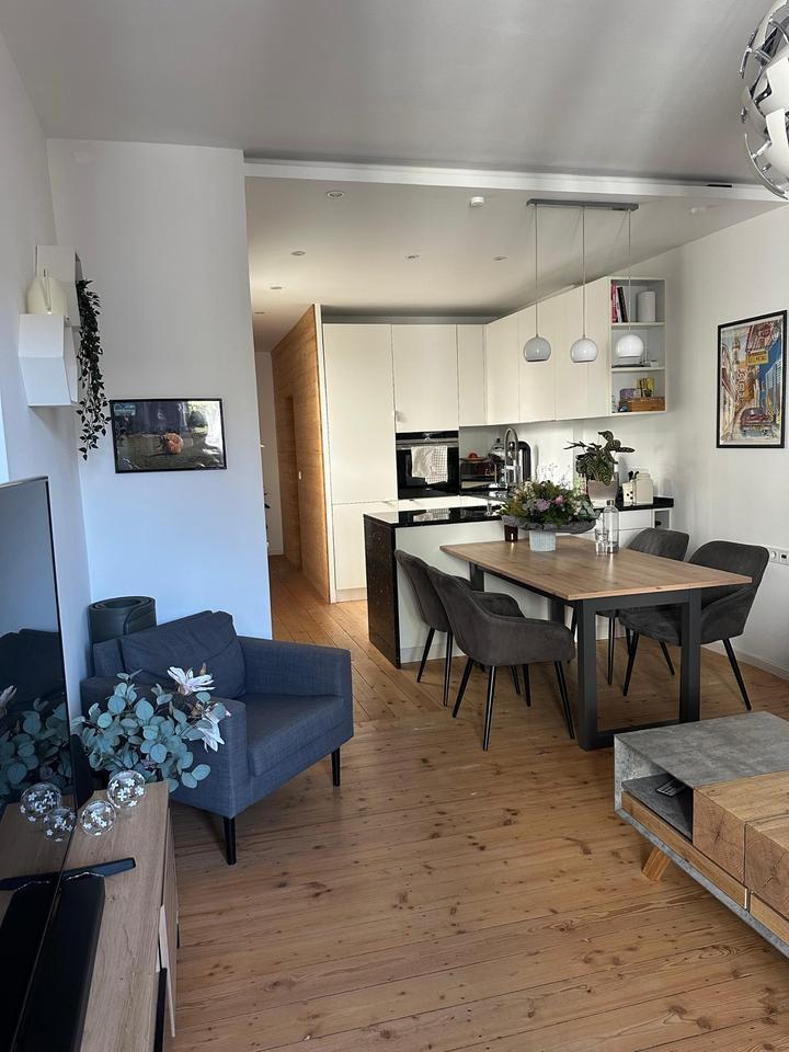 Helle 2-Zimmer-Wohnung mit Balkon, moderner EBK & attraktivem Bad zimmer