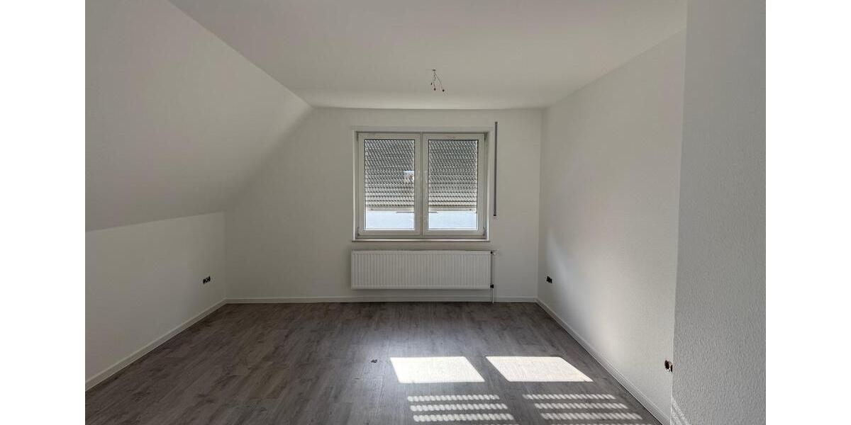 Helle, frisch renovierte Dachgeschosswohnung 5 zimmer