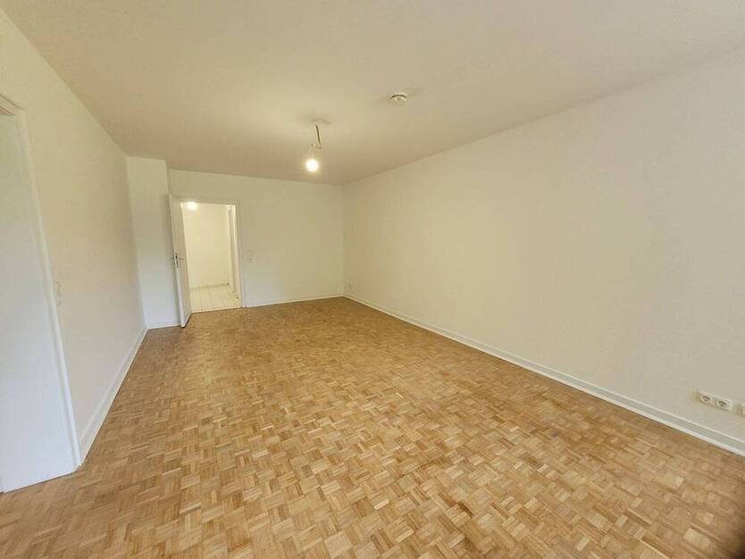 Neue Familie gesucht für Wohnung mit Balkon und frisch saniertem Wannenbad.