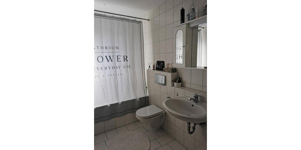 Helle 2 Zimmer DG Wohnung mit Balkon und Garage 2 zimmer