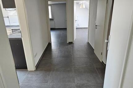 Frisch renovierte 2-Zimmer-Dachgeschosswohnung in ruhiger Lage zimmer