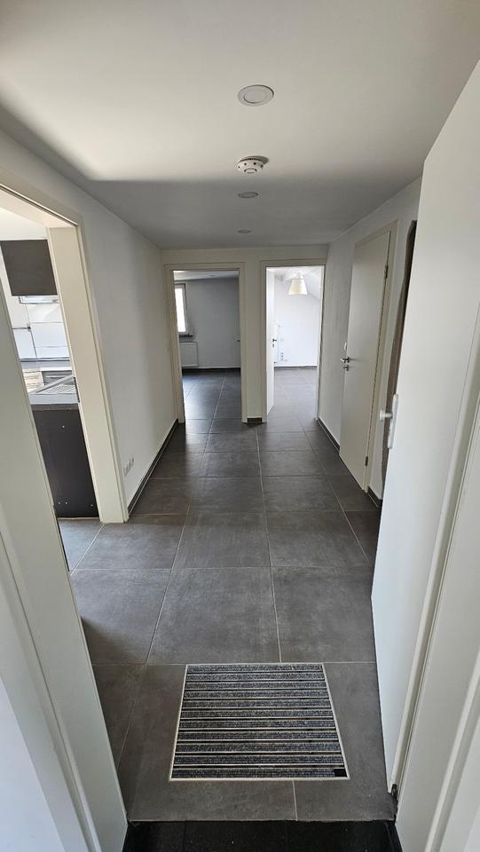 Frisch renovierte 2-Zimmer-Dachgeschosswohnung in ruhiger Lage zimmer