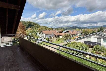 Dachgeschosswohnung mit Rheinblick | Balkon, Keller und Garage 3 zimmer