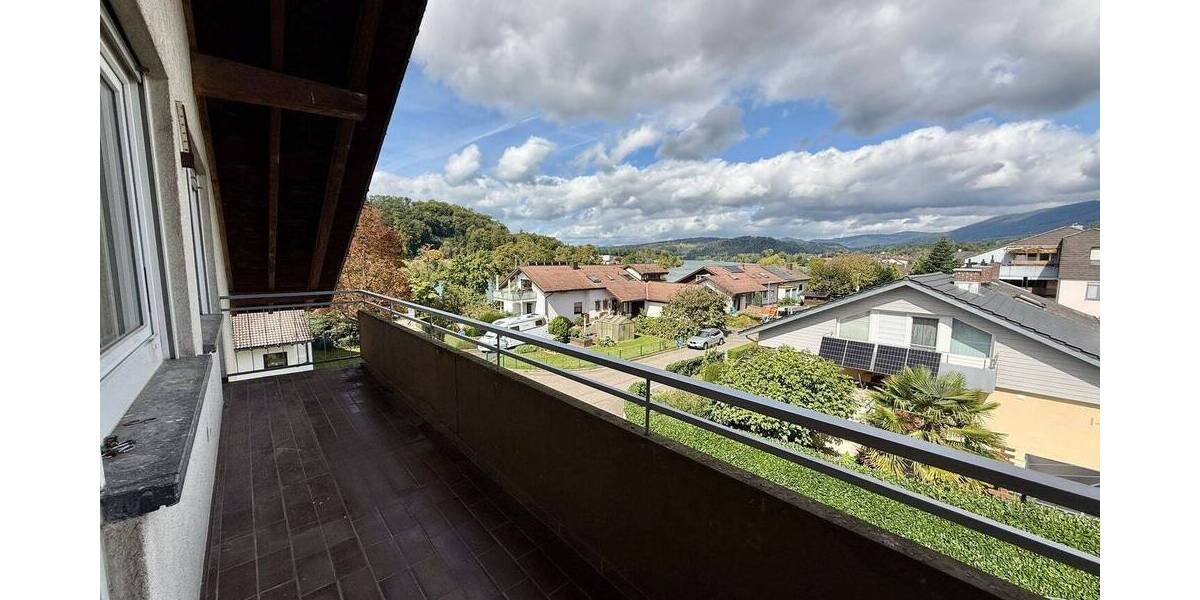 Dachgeschosswohnung mit Rheinblick | Balkon, Keller und Garage 3 zimmer