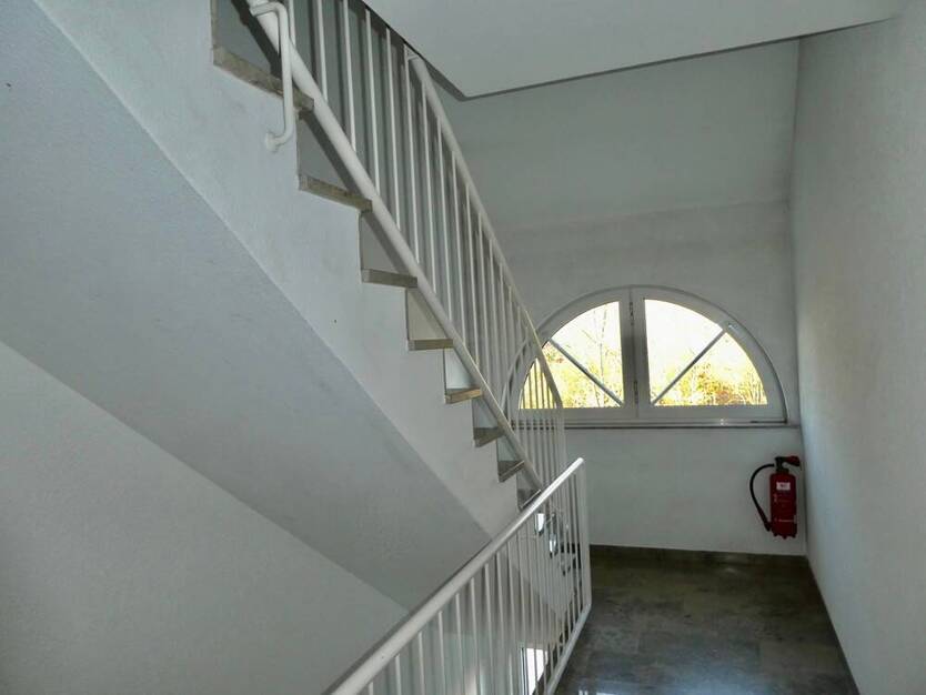 Helle DachWohnung mit Balkon EBK und PKW-Stellplatz!
