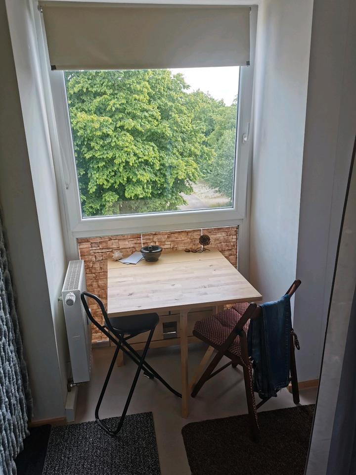 biete schönes Zimmer ab sofort