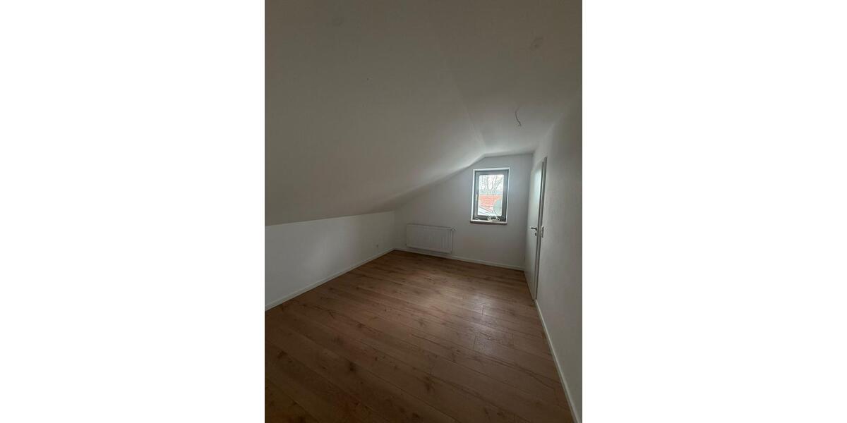 Dachgeschoßwohnung Niederaichbach - 4 Zimmer, 120 m&sup2;, 1.100&euro; | Angebot:25790907