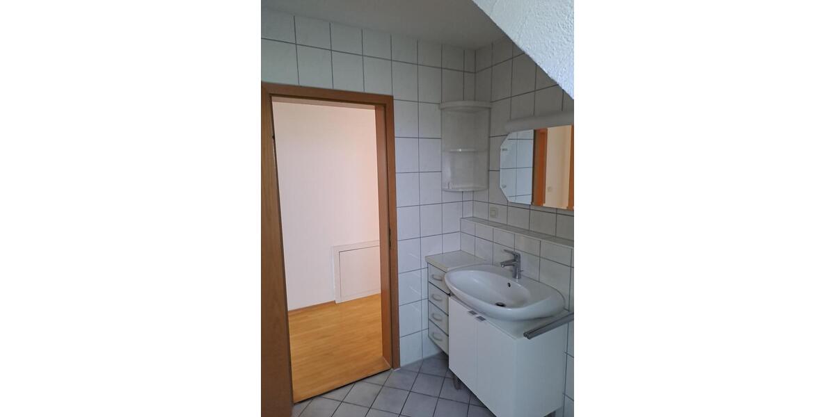 Dachgeschoßwohnung Adelsdorf - 3 Zimmer, 77 m&sup2;, 870&euro; | Angebot:23879643