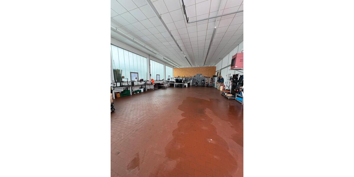 Gewerbehalle + 2 Wohnungen zimmer