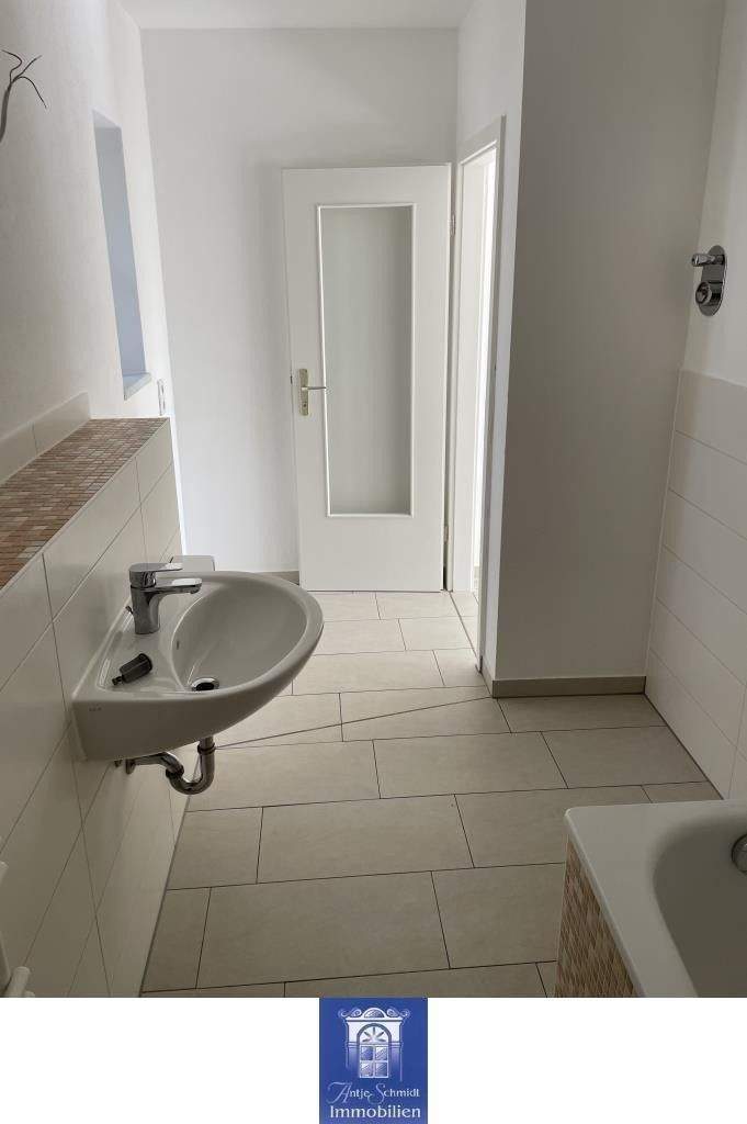 Helle Wohnung im Hinterhaus! Schöne Terrasse und Tageslichtbad mit Wanne! 2 zimmer