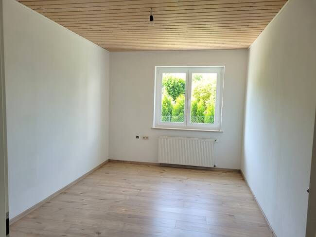 Helle Wohnung im Hochparterre eines neu renovierten 2-Parteien-Miethauses, mit Terrasse, Garten,etc!