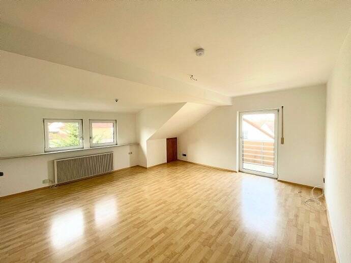 Helle 4-Zimmer-Wohnung im DG mit Balkon, EBK und Kellerraum