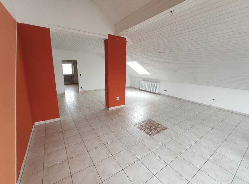 3- Zi. DG Wohnung mit 2 Balkonen und Garage