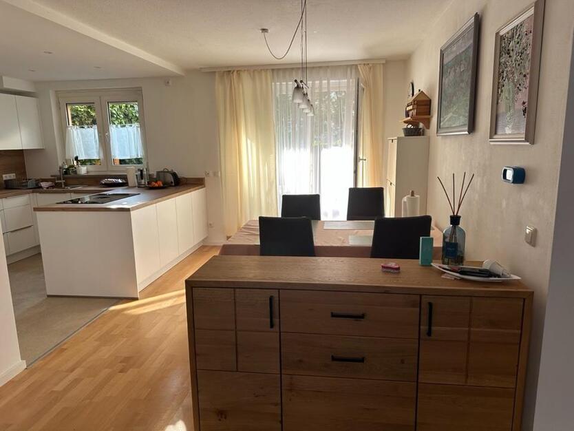 Helle 4,5-ZKB-Erdgeschoßwohnung mit Terrasse, Garten und Tiefgar