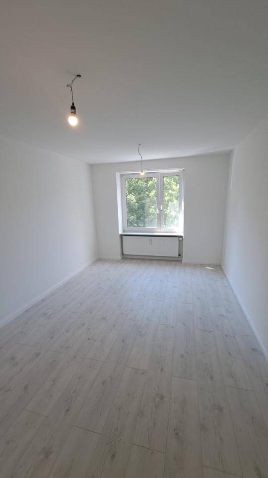 Moderne 3-Zimmer-Wohnung mit großer Dachterrasse – kernsaniert