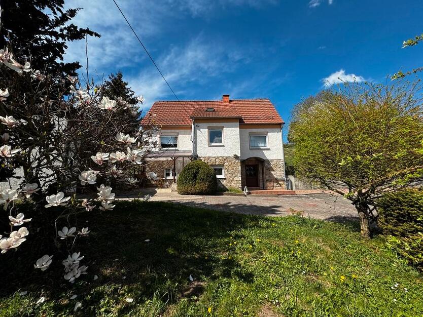 Idyllisches Einfamilienhaus 2 Garagen 6 12 Zimmer 3,800m2