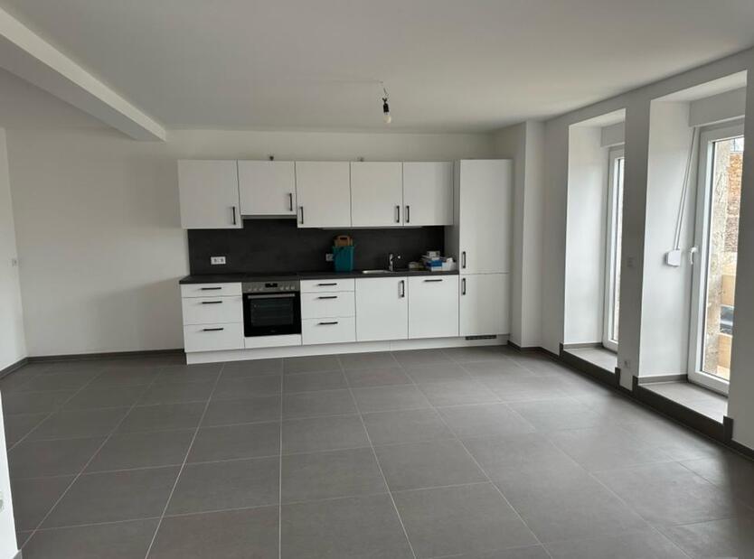 EG Wohnung mit Küche & 2 Stellplätzen in 54441 Ayl zu vermieten.