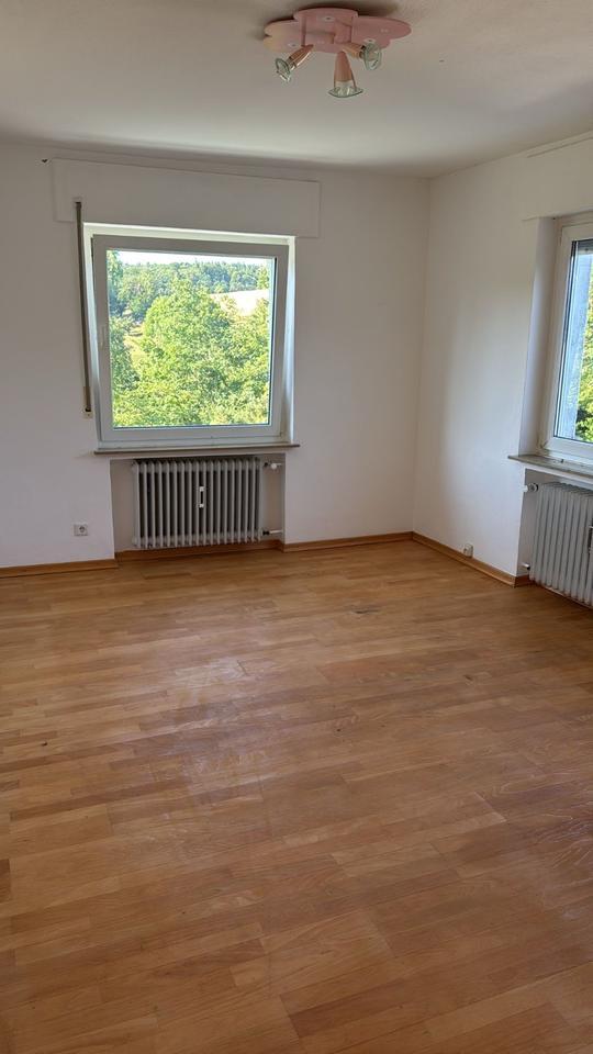Geräumige, preiswerte und gepflegte 5-Raum-Doppelhaushälfte mit E