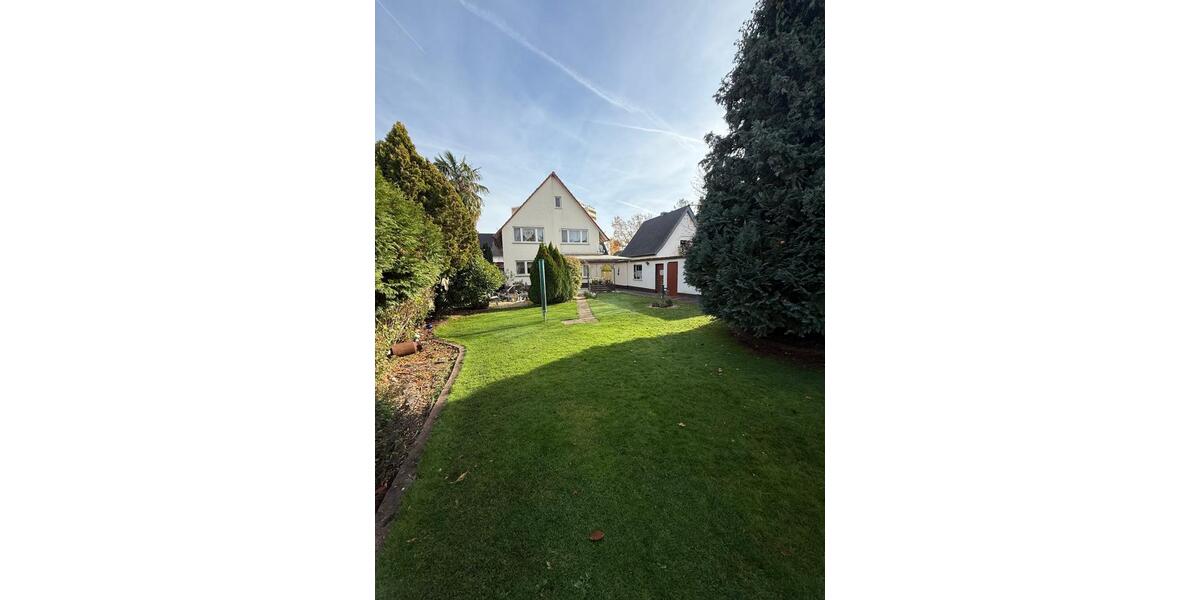 Geräumiges Zweifamilienhaus mit 4 Zimmern, 2 Garagen und einem großen Garten in Lampertheim 4 zimmer