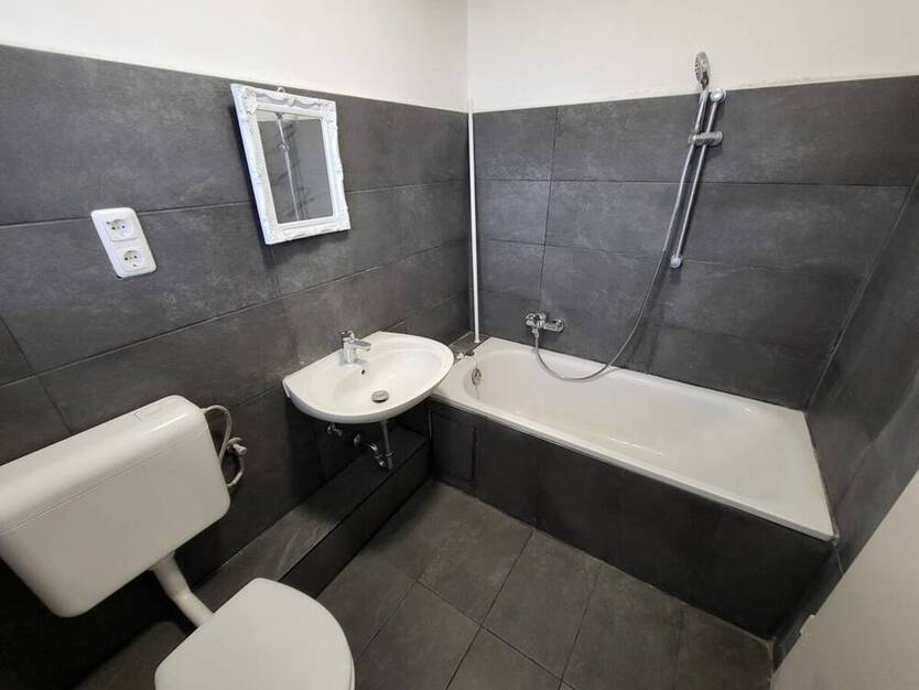 Nähe Uni: Zentrale 1 Zimmer-Wohnung mit Balkon in 23562 Lübeck - St. Jürgen, Ratzeburger Allee