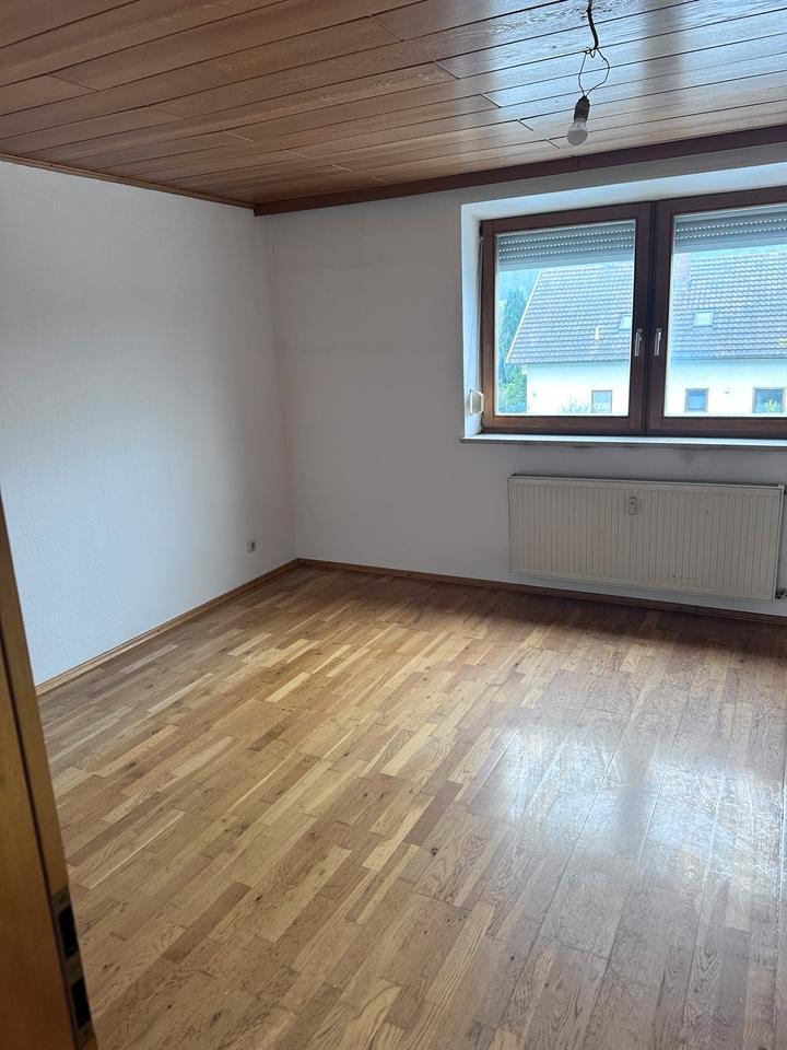 Helle 4-Zimmer-Wohnung mit Carport in gepflegtem Mehrfamilienhaus