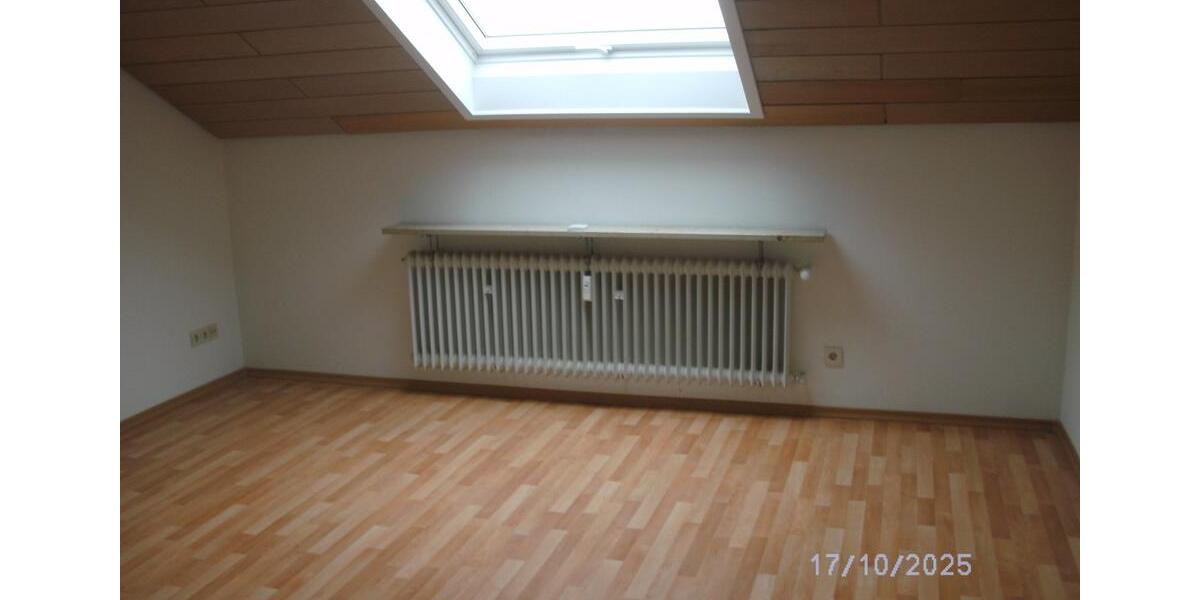 Dachgeschoßwohnung Alteglofsheim - 4 Zimmer, 87 m&sup2;, 620&euro; | Angebot:24818510