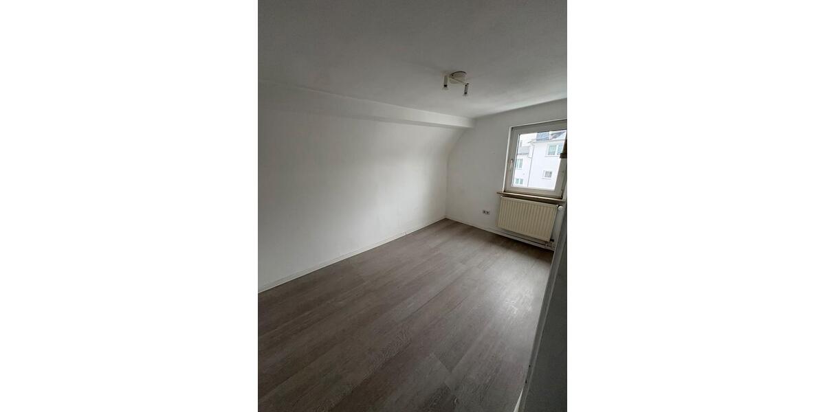Einfamilienhaus Pohlheim - 8 Zimmer, 240 m&sup2;, 2.200&euro; | Angebot:25032445