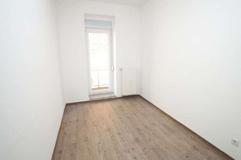 kleine 4-Zi-Whg mit BALKON- Laminat, separate Küche, Wanne+Dusche 4 zimmer