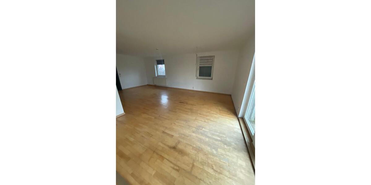 Wohnhaus renovierungsbedürftig mit großem Garten. Kaltmiete 6 zimmer