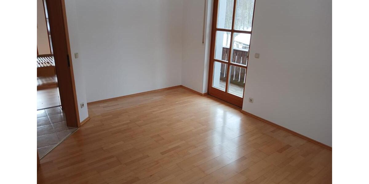 Erdgeschoßwohnung Cham - 4 Zimmer, 115 m&sup2;, 700&euro; | Angebot:25549096
