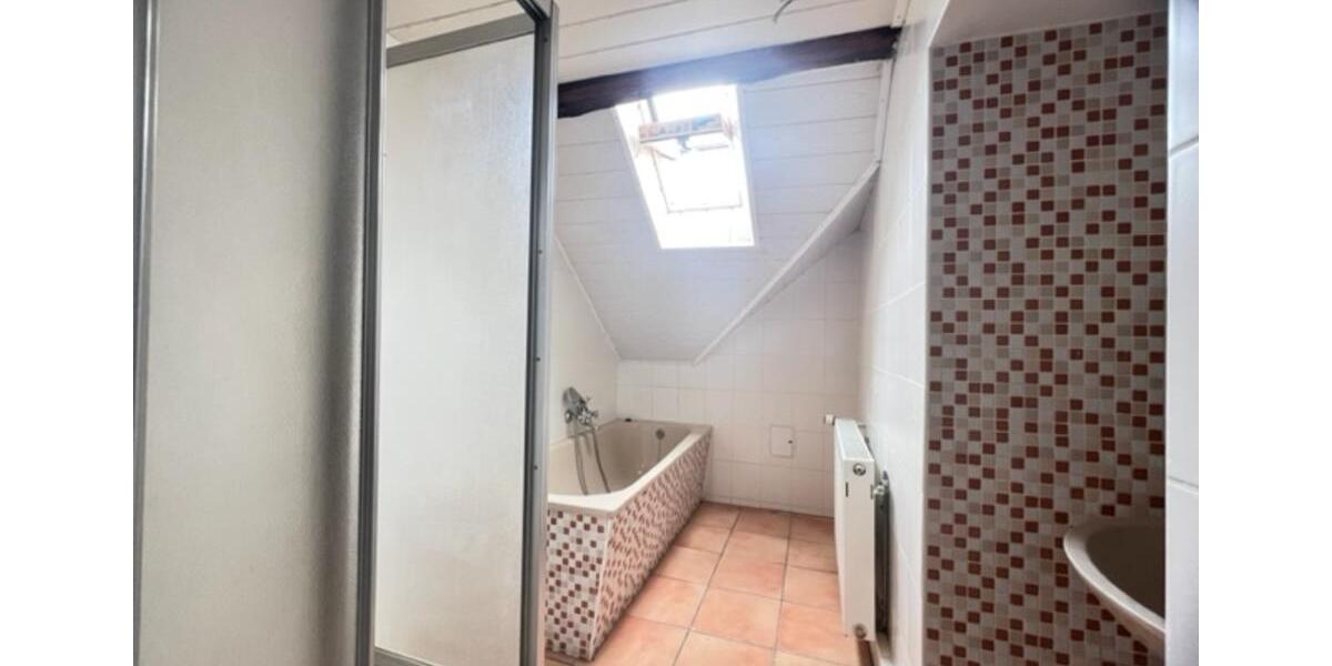 Dachgeschoßwohnung Wiesbaden Nordost - 3 Zimmer, 95 m&sup2;, 700&euro; | Angebot:25650731