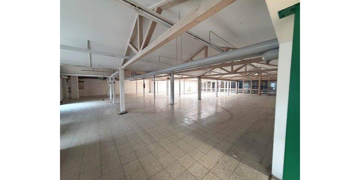 Gewerbehalle mit Freiflächen - ehemaliger Baumarkt zimmer