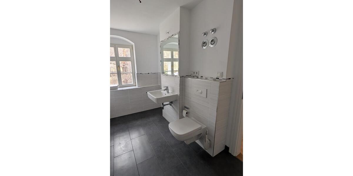 Etagenwohnung Radebeul - 3 Zimmer, 151 m&sup2;, 1.950&euro; | Angebot:25120921