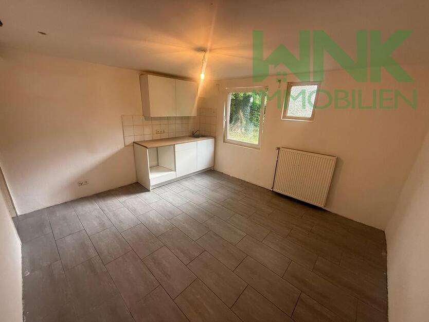 Willkommen in Ihrem neuen Zuhause in Oxstedt! Diese charmante Erdgeschoßwohnung zur Miete bietet auf etwa 25 m² Wohnfläche ein gemütliches Ambiente, ideal für Singles oder Pendler. Das im Jahr...