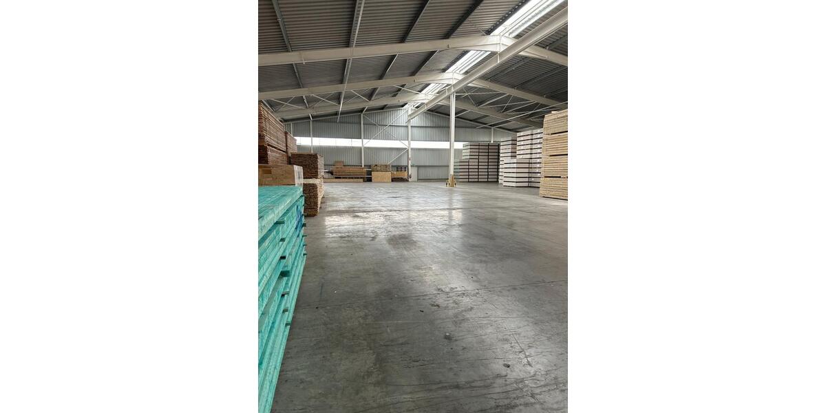 Hallenlagerfläche mit Be- und Entladeservice zimmer