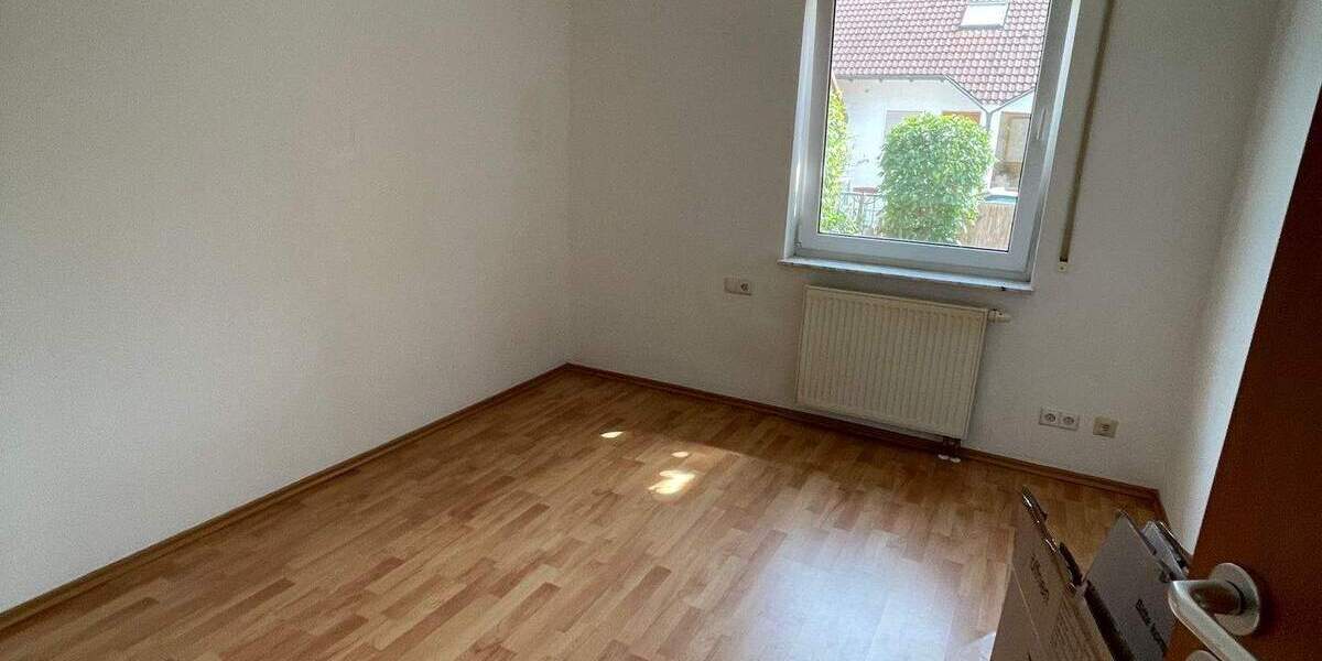 Tolle 3-Zi.-EG-Whg. mit Terrasse + EBK in ruhiger Lage in Öschelbronn 3 zimmer