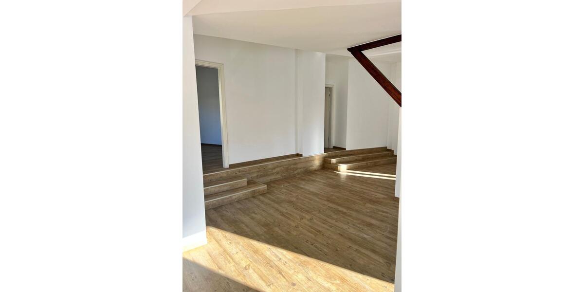 Etagenwohnung Gröditz - 3 Zimmer, 100 m&sup2;, 650&euro; | Angebot:26335100